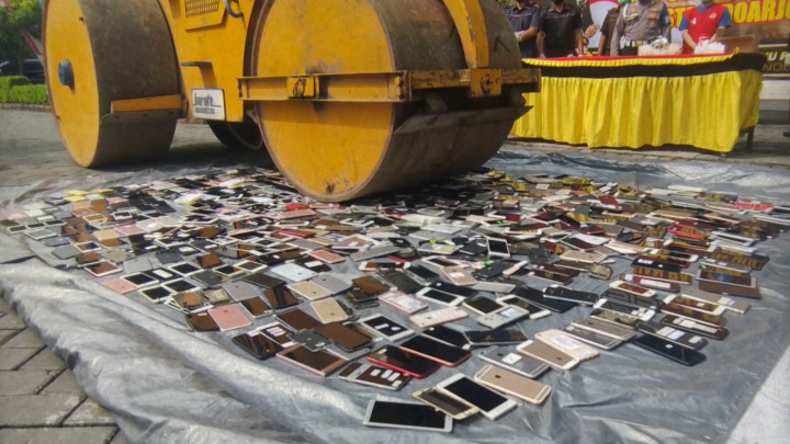 Rugikan Negara Hingga Rp 2 Miliar, Polisi Musnakan Ratusan Handphone Sitaan