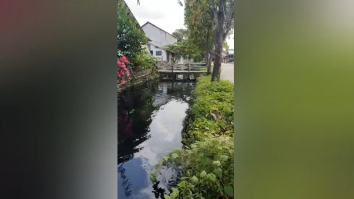 Diduga Tercemar Limbah Industri, Air Kali di Bekasi Berwarna Hitam dan Bau Tak Sedap