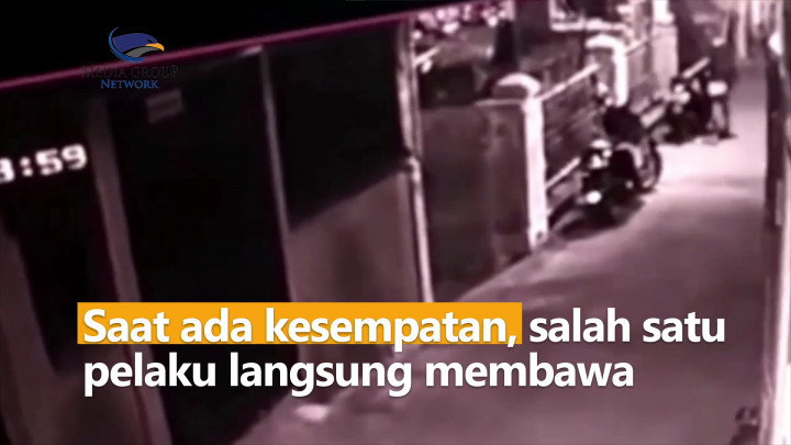 Terekam CCTV! Dua Pemuda Curi Motor di Jakarta Utara