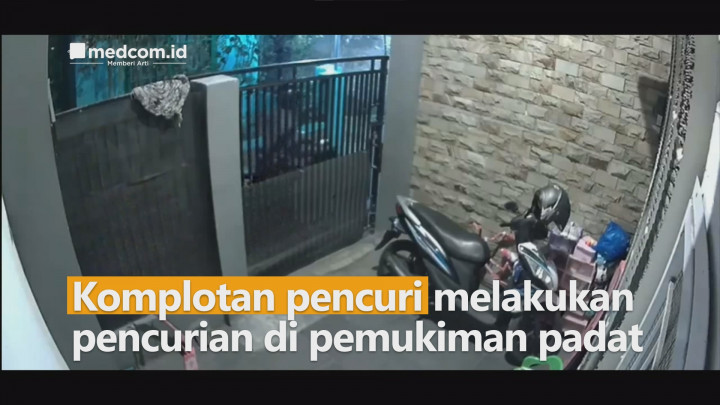 Detik-detik Pencurian 2 Motor di Gang Sempit