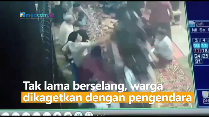 Viral! Pemotor Nekat Terobos Warga Tahlilan
