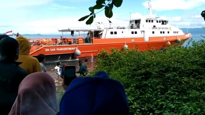 Pencarian Korban Kapal Tenggelam Tertunda karena Aksi Anarkis Warga