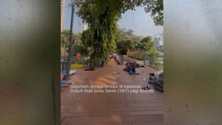 Tuai Polemik, Remaja SCBD Tidur di Trotoar Dukuh Atas