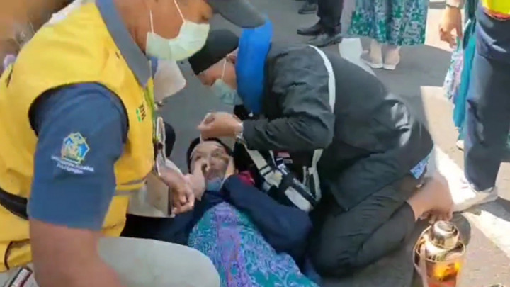Diduga Kelelahan, Seorang Jemaah Haji Pingsan saat Turun dari Pesawat