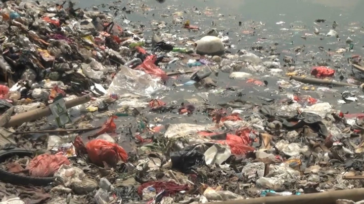 Viral, Seorang Warga di Bekasi Diduga Buang Tumpukan Sampah ke Kali CBL