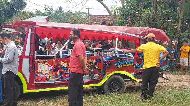 Odong-odong Tertabrak Kereta di Serang, 9 Orang Tewas