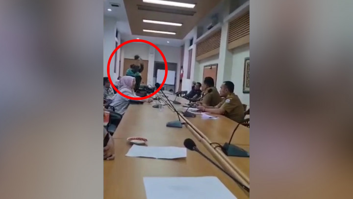 Viral! Anggota DPRD Garut Ngamuk hingga Banting Mic Saat Rapat