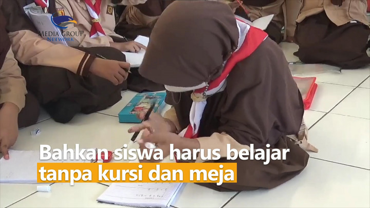 Miris! Siswa SD di Bekasi Belajar Tanpa Meja & Kursi