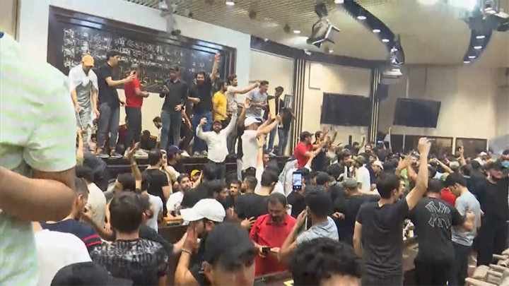 Ratusan Warga Irak Merangsek Masuk ke Parlemen