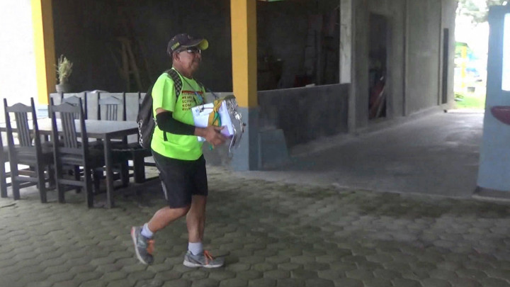 Butuh Biaya Berobat, Mantan Atlet Pelari Marathon Berkeliling Minta Sumbangan