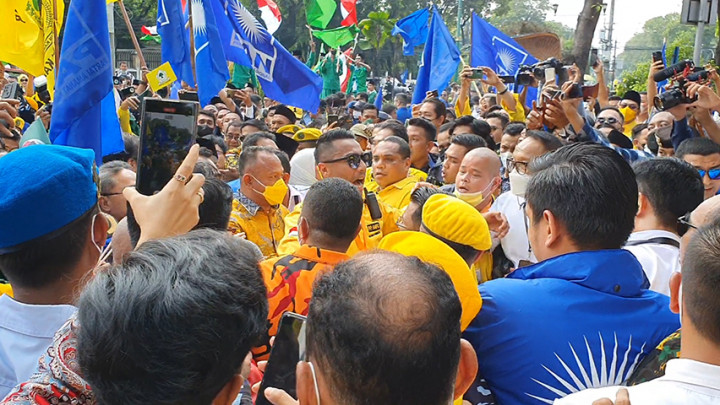 Aksi Dorong-dorongan Massa Tak Terhindarkan saat KIB Tiba di KPU
