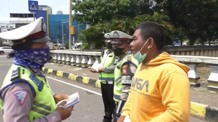 Tak Terima Ditilang, Pelanggar yang Mengaku Pengacara Ini Ngamuk Menantang Polisi