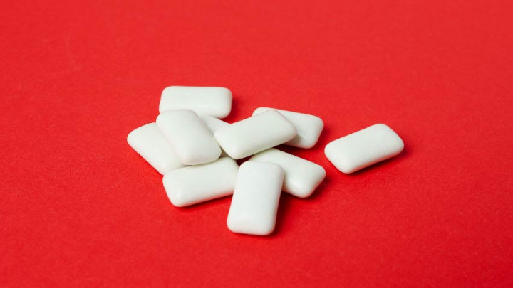 Benarkah Mengunyah Permen Karet Ampuh Mencegah Asam Lambung?