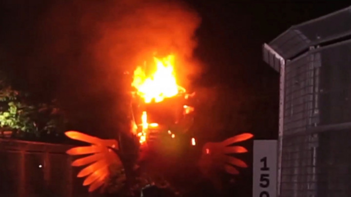 Diduga Terkena Percikan Kembang Api, Mobil Hias Parade Jakarnaval 2022 Terbakar