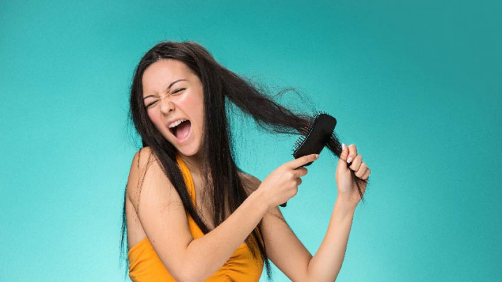 Cuaca Panas Bikin Rambut Kering, Begini Tips Mengatasinya