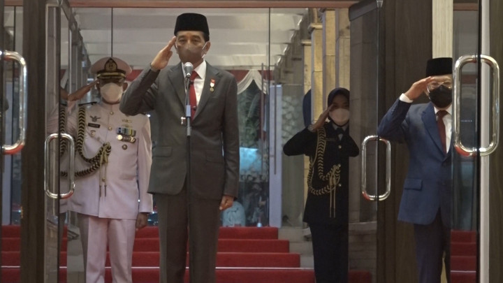 Memperingati HUT ke-77 RI, Jokowi Pimpin Apel Kehormatan dan Renungan Suci di TMP Kalibata