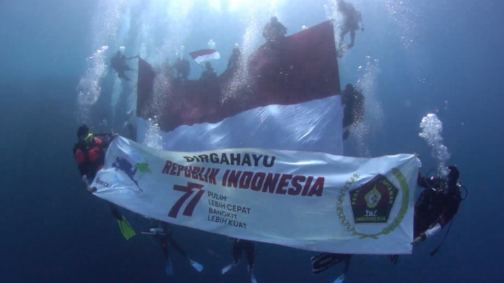 Detik-detik Pengibaran Bendera Raksasa di Bawah Laut Kaltim