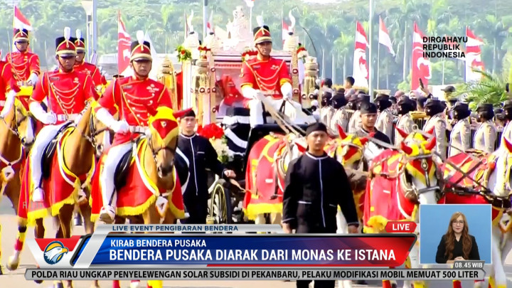 Arak-arakan Bendera Pusaka dari Monas ke Istana