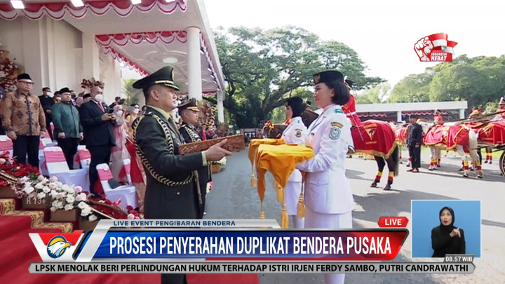 Prosesi Penyerahan Duplikat Bendera Pusaka dan Teks Proklamasi di Istana