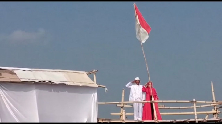 Unik! Peringati HUT RI, Warga Banten Nikah dan Mengibarkan Bendera di Tengah Teluk