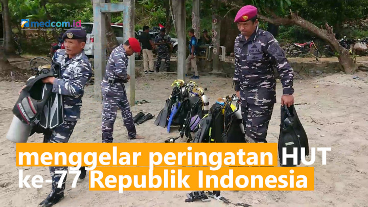 TNI AL Gelar Upacara HUT KE-77 RI di Bawah Laut