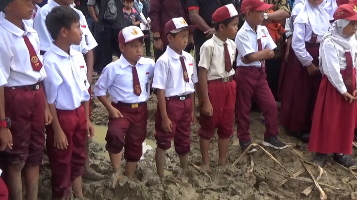 Wujud Protes, Warga Pesisir Barat Lampung Upacara HUT RI di Areal Lumpur