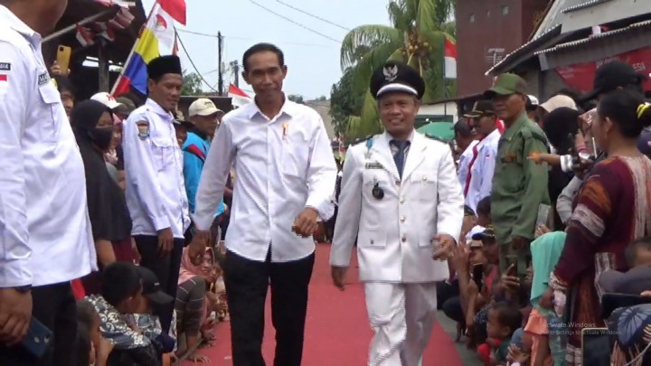 Semarak Kemerdekaan, Jokowi KW Ikut Lomba Fashion Show di Desa Babakan Asem