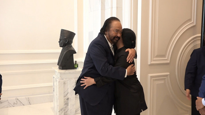 Momen Hangat Surya Paloh Peluk Puan Maharani saat Sambut Jajaran PDIP di NasDem Tower