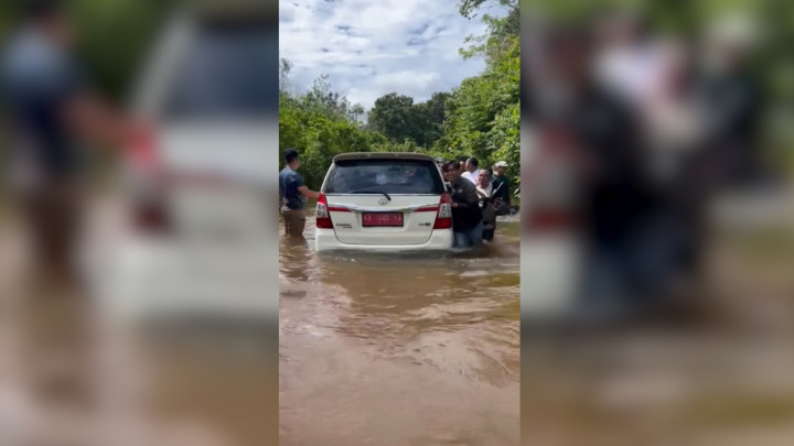 Mobil Wakil Bupati Kapuas Hulu Terseret Banjir