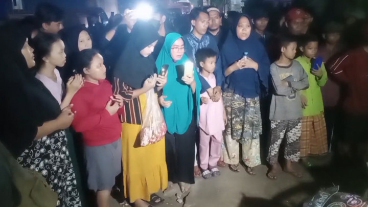 Warga Gelar Doa Bersama dan Tabur Bunga di Lokasi Kecelakaan Maut Bekasi