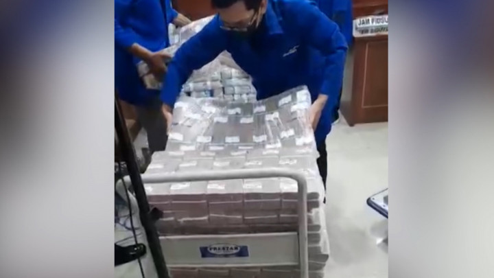 Kejagung Tunjukan Tumpukan Uang Korupsi Rp5,1 Triliun Surya Darmadi