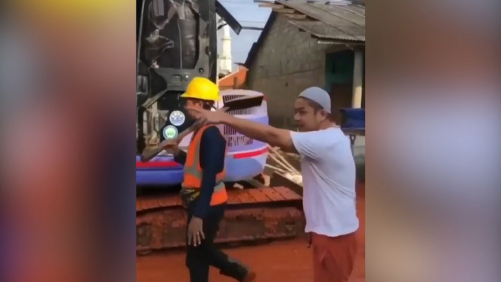 Kena Macet Akibat Jalanan Penuh Lumpur, Pasha Ungu Marahi Pekerja Proyek