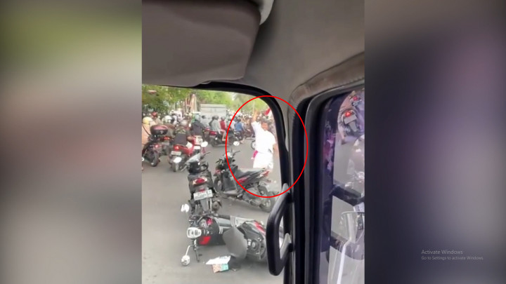 Viral Pria di Bali Mengamuk Bawa Senjata Tajam di Tengah Jalan