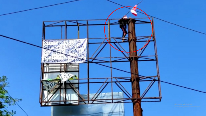 Aksi Nekat Pria Panjat Papan Reklame 15 Meter Hebohkan Warga Maumere