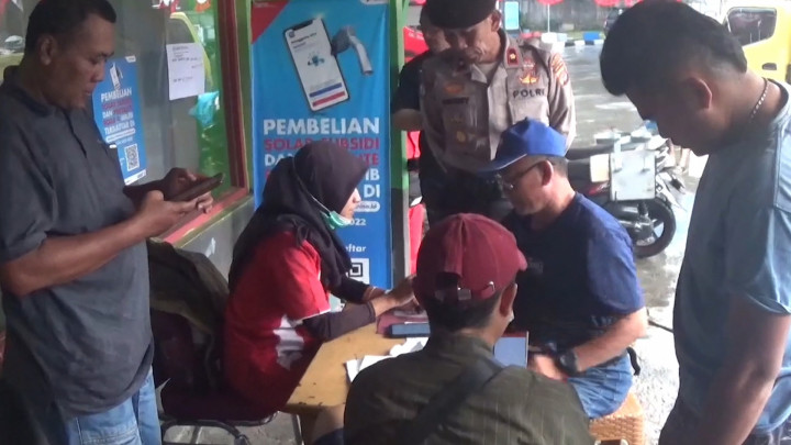 Pasca Kenaikan BBM, Supir Truk di Bandung Datangi SPBU untuk Daftar MyPertamina