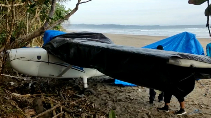 Diduga Alami Masalah Mesin, Pesawat Latih Mendarat Darurat di Pantai Ngagelan