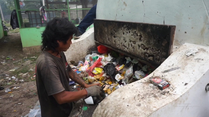 Keren! Warga Bandung Sulap Limbah Plastik Jadi Solar hingga Minyak Tanah