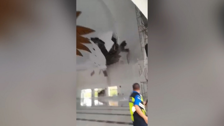Detik-detik Plafon Masjid Tanjak Batam Ambruk