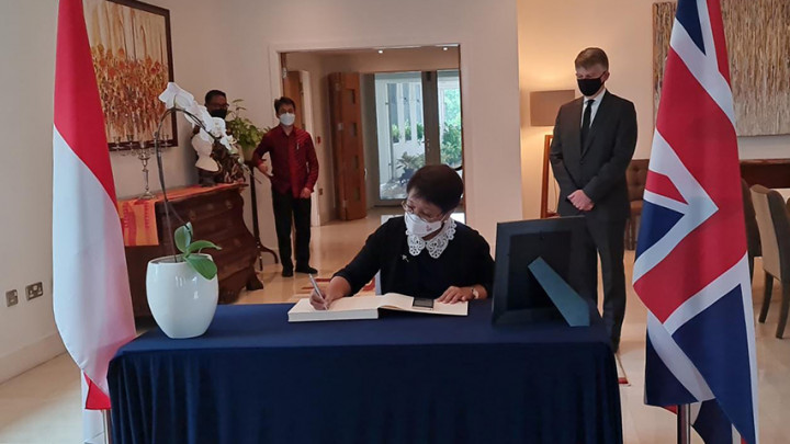 Menlu Retno Tanda Tangan Buku Duka di Kedubes Inggris