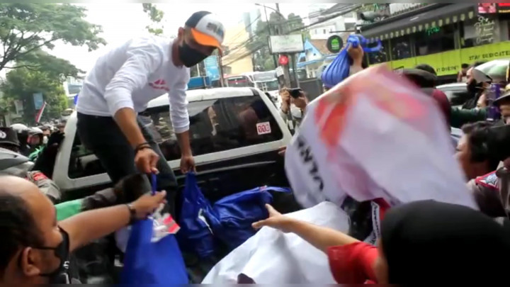 Warga Bandung Berebut Paket Sembako yang Diberikan Oleh Kepolisian
