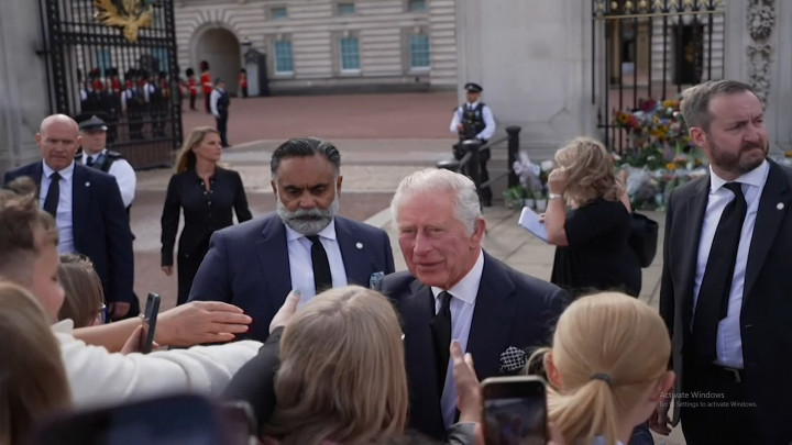 Raja Charles Salami Warga di Istana Buckingham