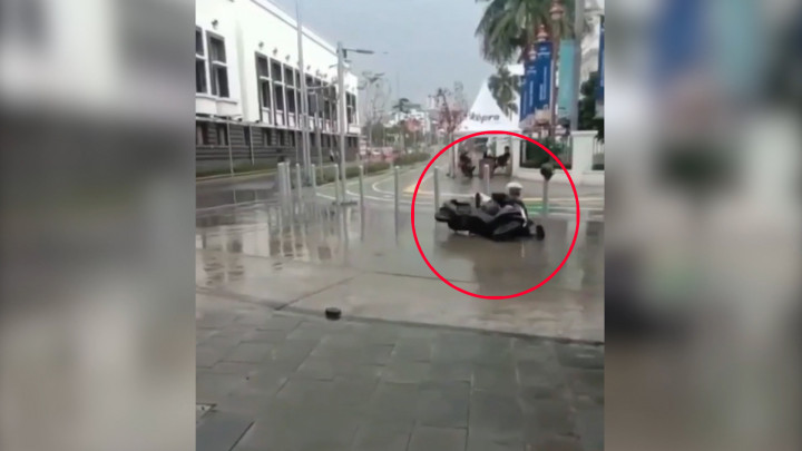 Viral Pemotor Tergelincir saat Melintas Kawasan Kota Tua, Ini Tanggapan Anies