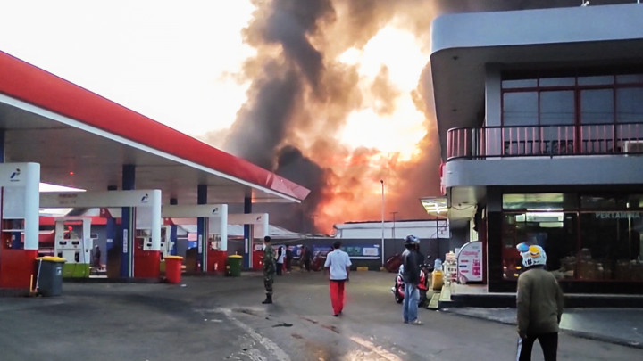 Dekat dengan SPBU dan Permukiman, Kebakaran Gudang JNE Cimanggis Resahkan Warga