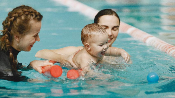 Moms! Perhatikan 4 Hal Ini Sebelum Mengajak Bayi Berenang