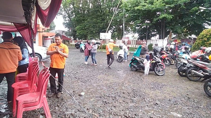 Diguyur Hujan, Warga Kota Bengkulu Tetap Antusias Datangi Pembagian BLT BBM