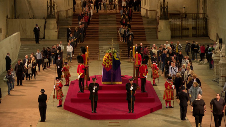 Mahkota Bertakhtakan 3.000 Berlian Diletakkan di Peti Jenazah Ratu Elizabeth II