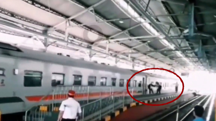 Aksi Nekat Penumpang Kejar Kereta, Kakinya Hampir Terjepit