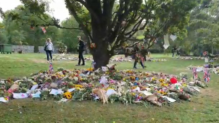 Usai Dimakamkan, Warga Terus Penuhi Karangan Bunga Ratu Elizabeth II di Taman Green & Hyde London