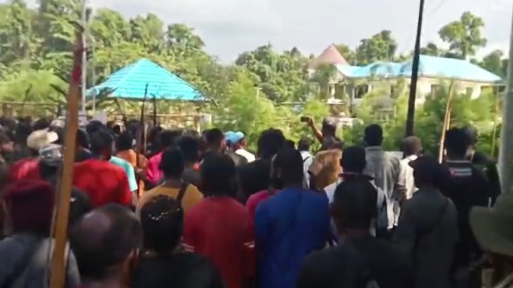 Ditetapkan Jadi Tersangka, Rumah Lukas Enembe Dijaga Ketat Massa Pendukung