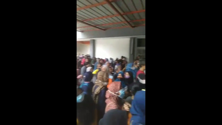 Antrean BLT Membludak di  Kantor Pos Mampang, Jakarta Selatan